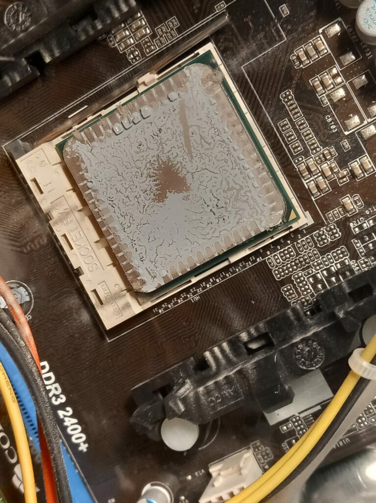 Számítógép Tisztítás - Processzor Pasztázás kiszáradt CPU paszta